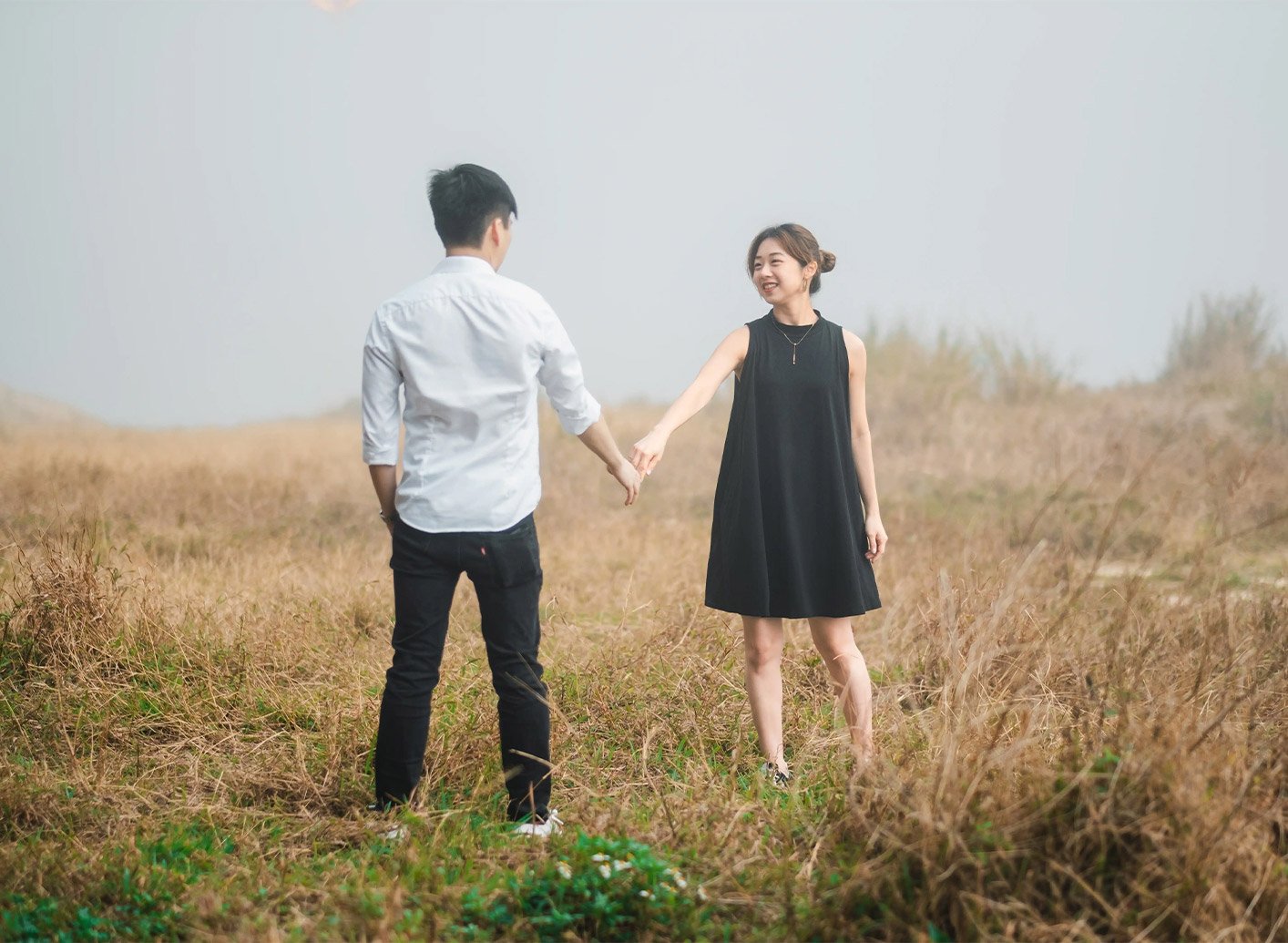 Couple holding hands in tall grass, Lei Yue Mun Hong Kong pre-wedding photo 2